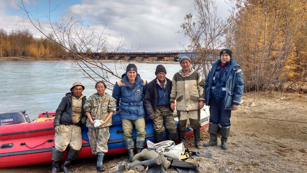 Якутские спасатели обеспечивают безопасность на переправе через обрушенный мост на реке Куйдусун