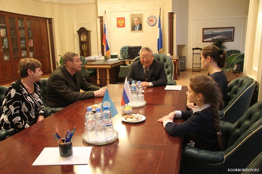 Егор Борисов встретился с семьей геройски погибшего якутянина Феликса Поморцева