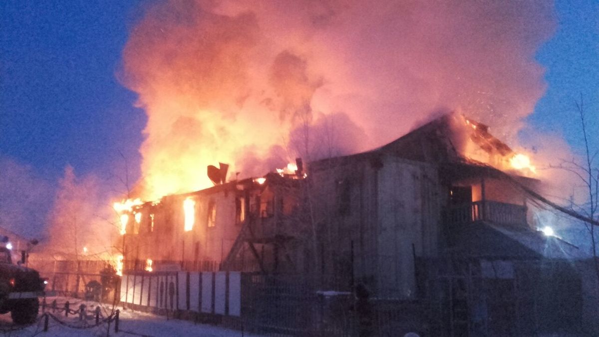 В поселке Табага огонь полностью уничтожил одно из зданий исправительной колонии № 7