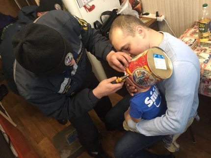 В Якутске ребенок надел на голову банку из-под новогоднего подарка и застрял