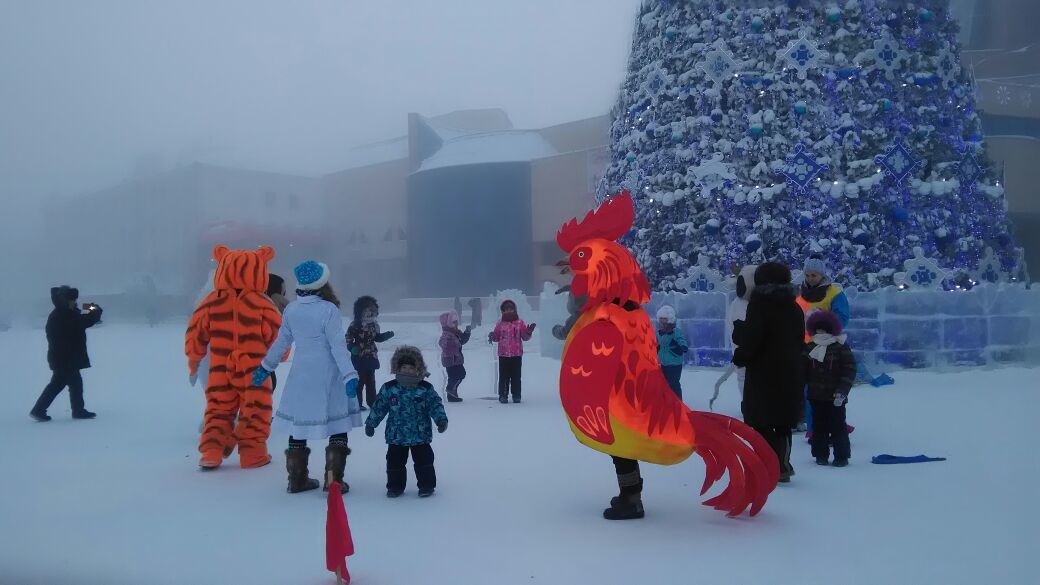 Дети в Якутске, несмотря на морозы, водят хороводы на свежем воздухе