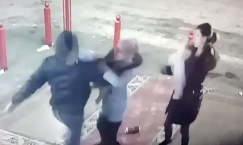 В Якутске мужчина избил женщину с ребенком на крыльце торгового центра (+видео)