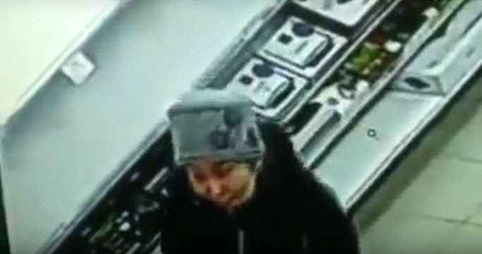 Жительница Якутии попыталась украсть из магазина ноутбук (+видео)