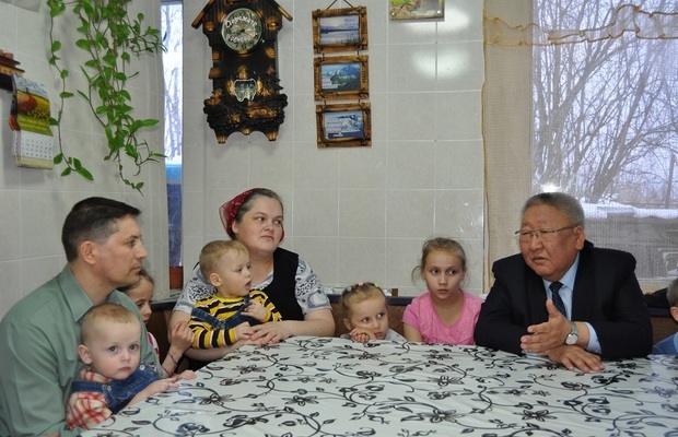 Егор Борисов посетил многодетную семью в Мохсоголлохе
