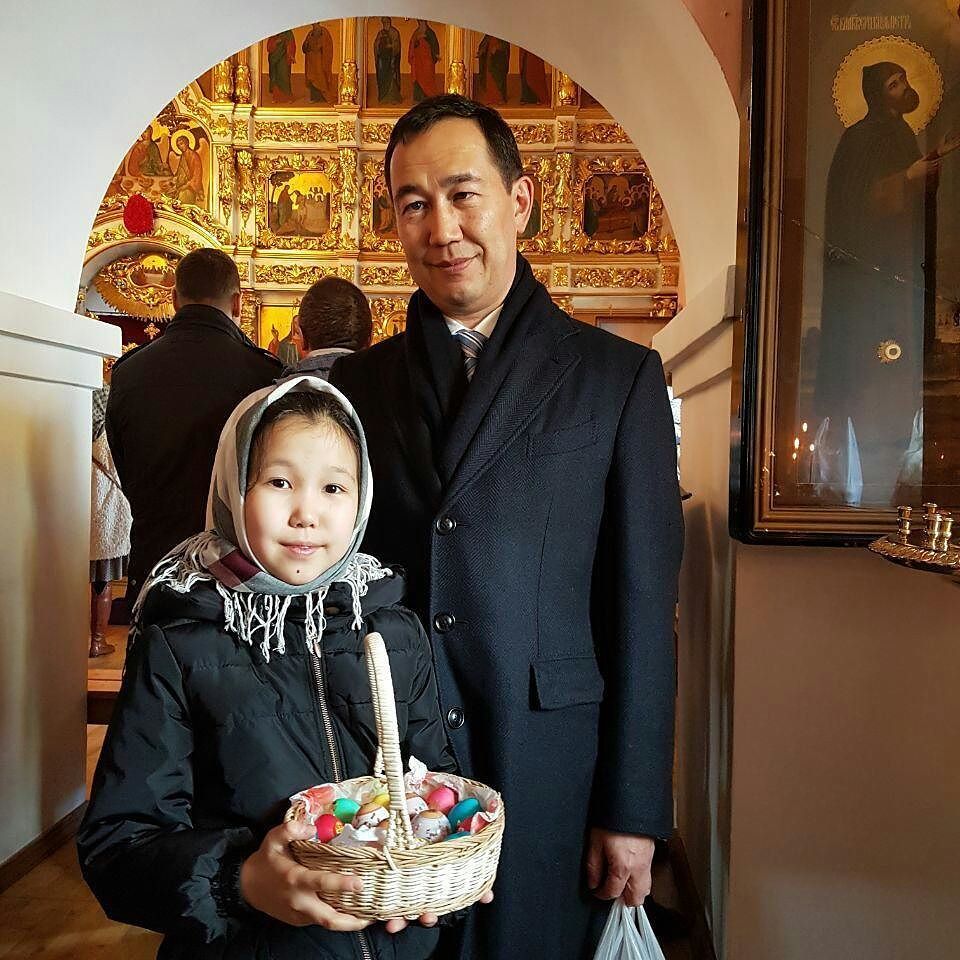 Фотовзгляд: Айсен Николаев с дочкой освятили куличи в соборе