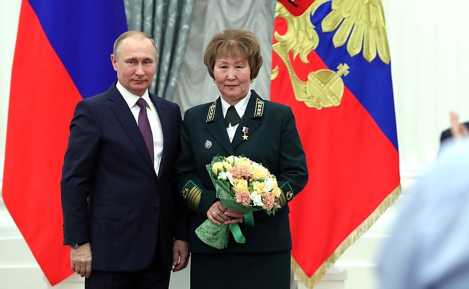 В Кремле вручили медали Героев Труда