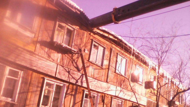 Строительный кран упал на жилой дом в Якутии
