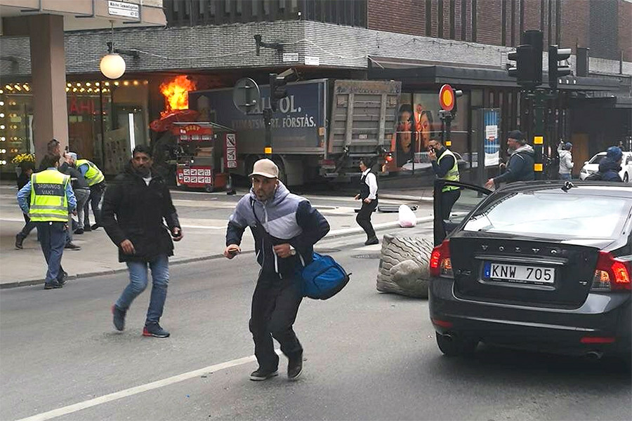 Полиция трактует наезд грузовика на толпу в Стокгольме как теракт
