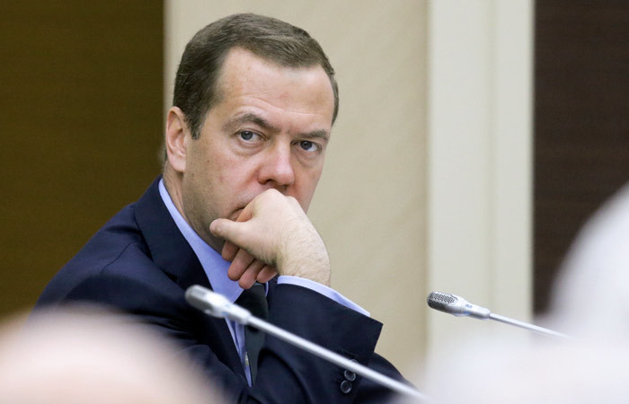 Рейтинг одобрения Медведева за месяц упал на 10%