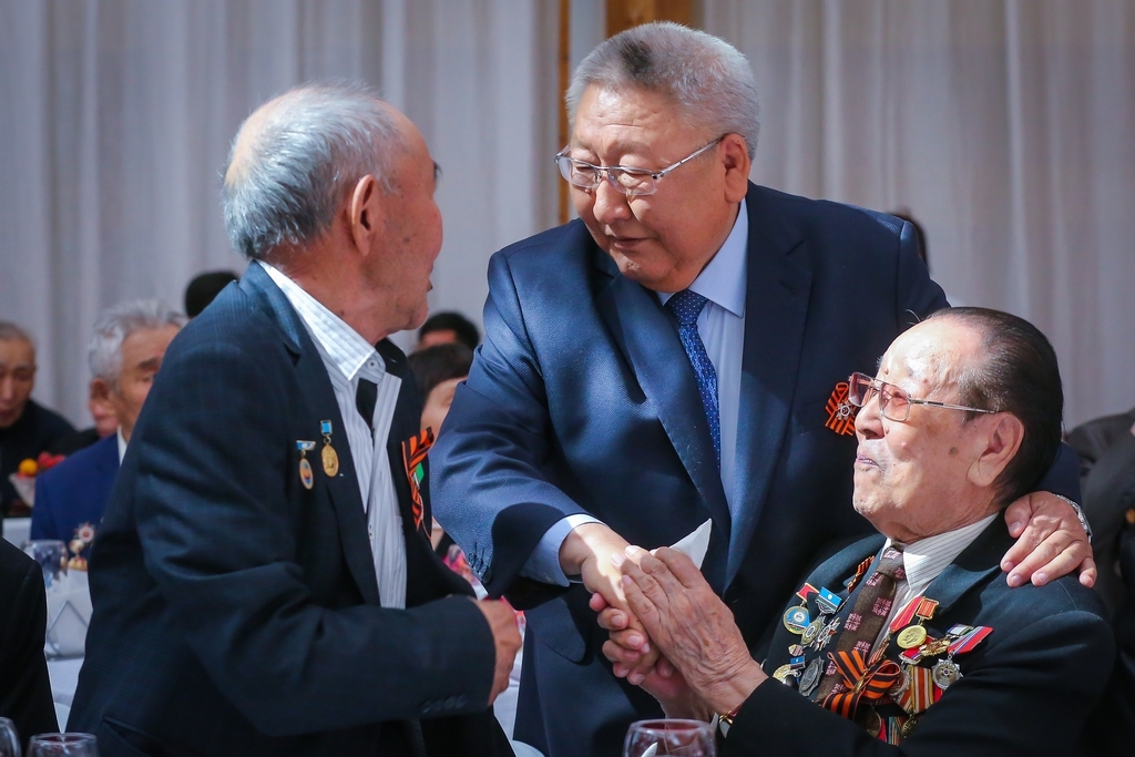 Егор Борисов поздравил ветеранов войны и тыла