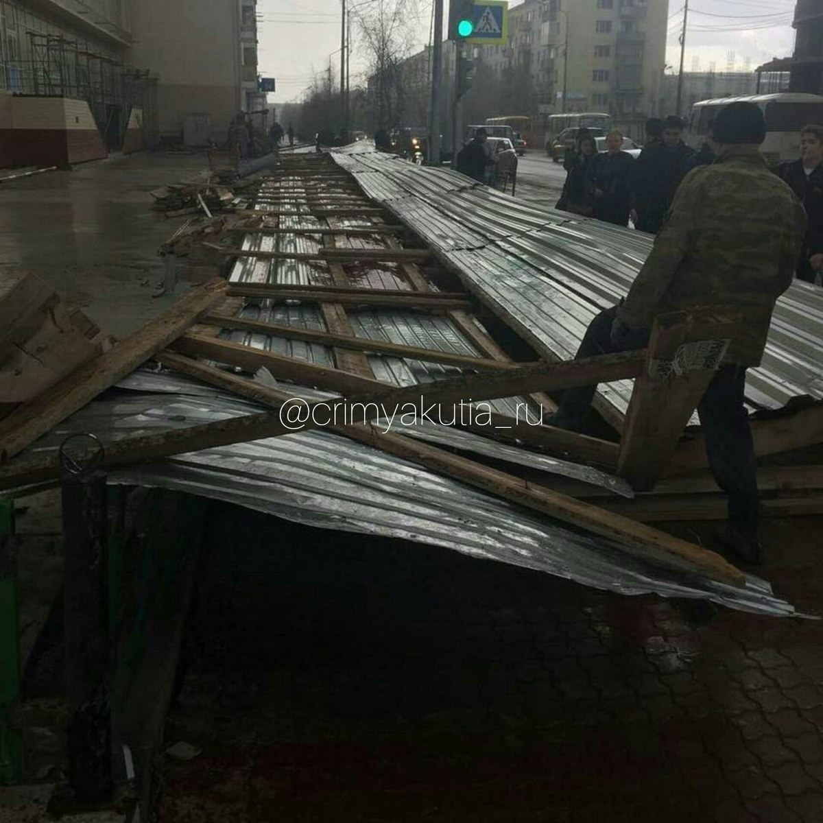 В Якутске под рухнувшим забором оказались две женщины