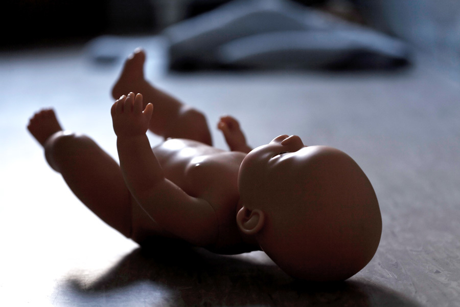 В Якутске девушка оставила новорожденного в выгребной яме