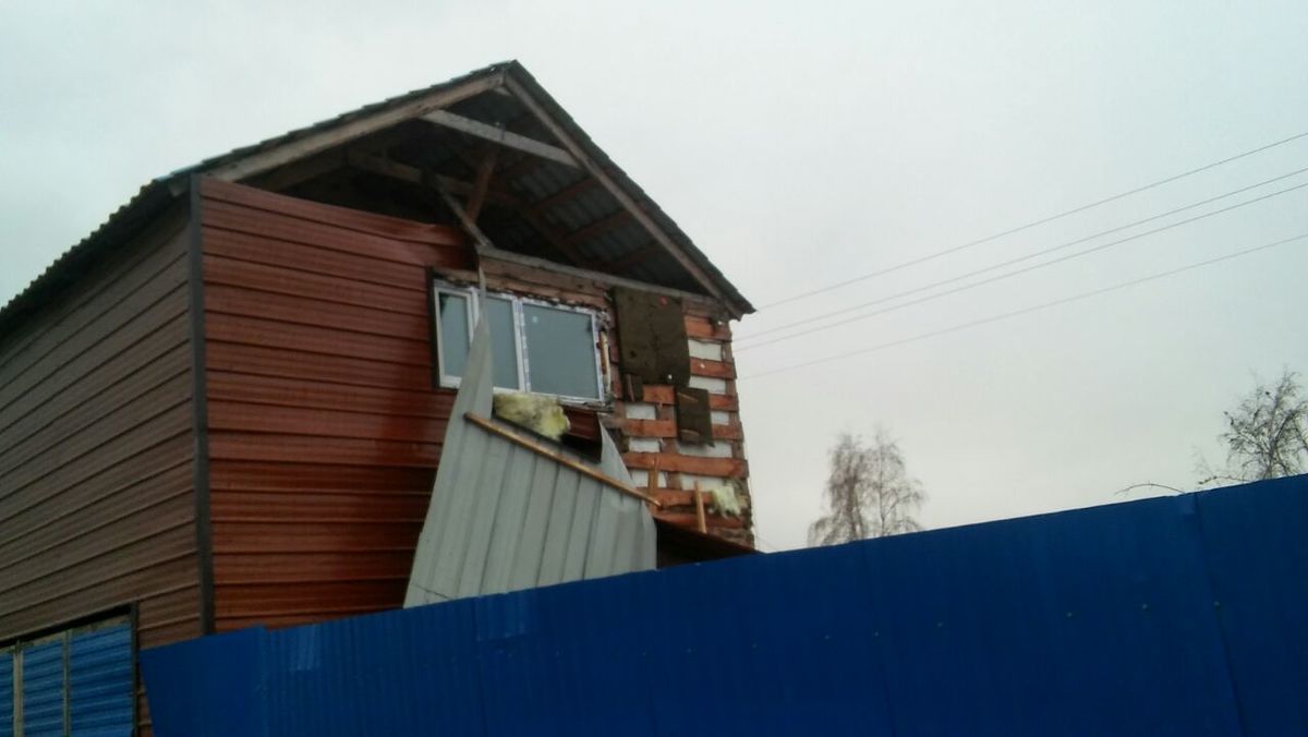 Фотовзгляд: Сильный ветер сорвал обшивку дома в Якутске