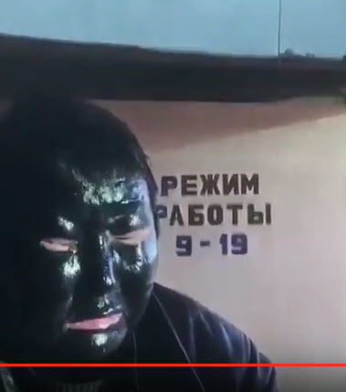 Видео: мужчине брызнули черной краской в лицо