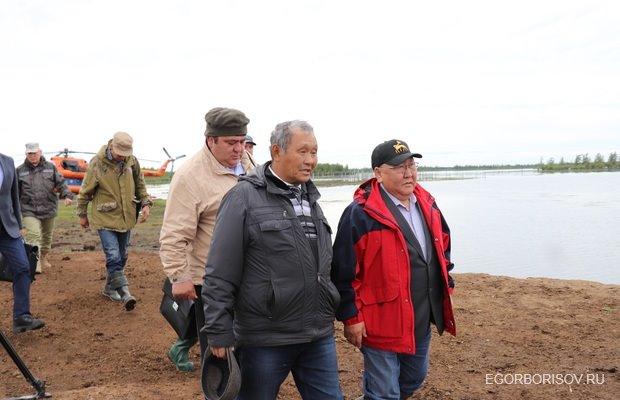 Егор Борисов посетил подтопленные сёла Среднеколымского улуса