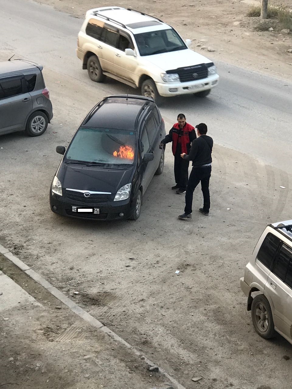 В Якутске вспыхнул салон автомобиля на улице Рыдзинского