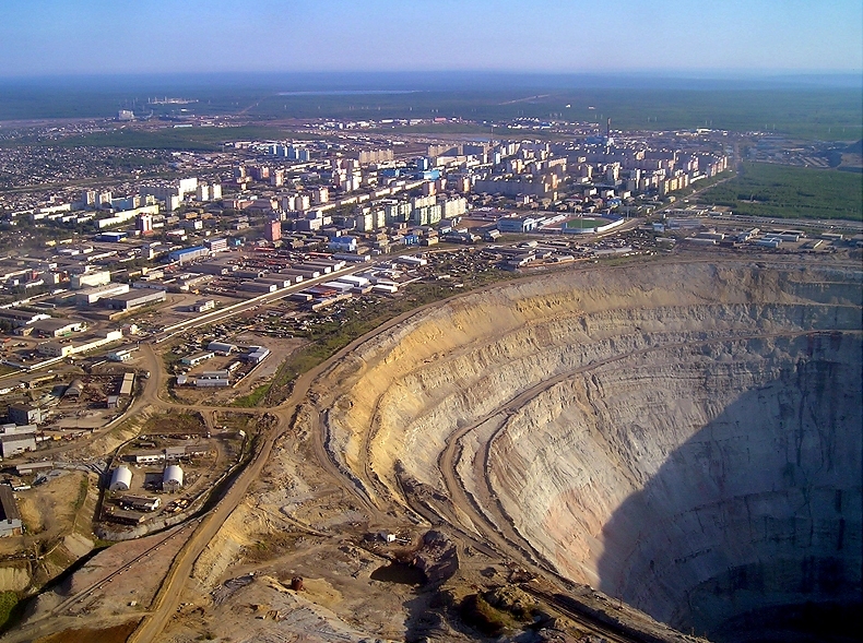 АЛРОСА объявила о прекращении поисков шахтеров на руднике "Мир"