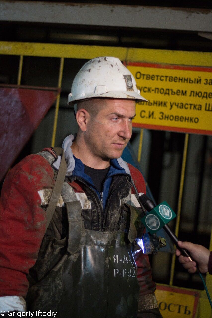Брат находящегося под землей шахтера Алексей Марьин спустился в шахту рудника "Мир" (+видео)