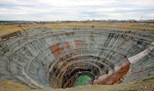 Из шахты "Алросы" в Якутии выведены на поверхность 150 горняков