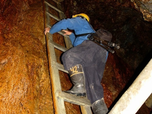 "Все боятся нового прорыва", - шахтер рассказал о поисковых работах на руднике "Мир"