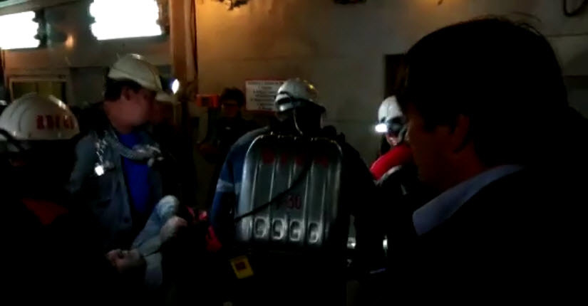 Алишера Мирзаева, одного из девяти заблокированных шахтеров, встретили аплодисментами (+видео)