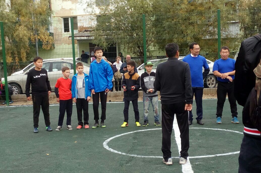 Команда мэрии Якутска сыграла в футбол с дворовой командой (+видео и фото)
