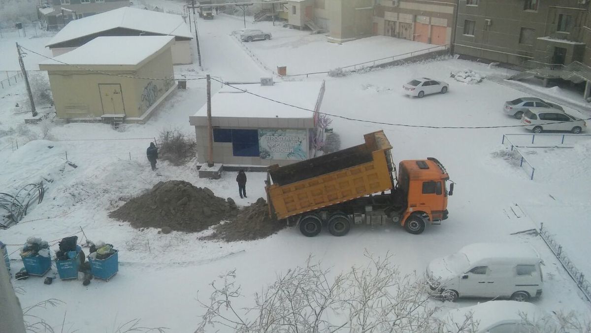 В Якутске жильцы дома по улице Дзержинского пытаются остановить работы по установке подстанции