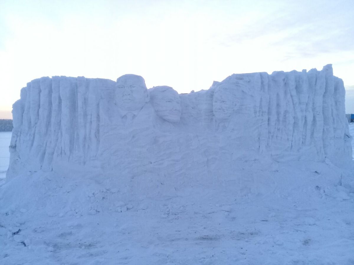 В чурапчинском селе вырезали из снега трех президентов Якутии