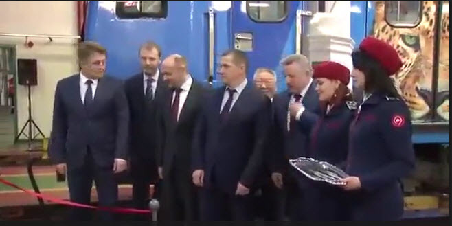"Егора Борисова оттеснили федеральные чиновники!", - якутяне негодуют по поводу видео церемонии запуска поезда в Москве