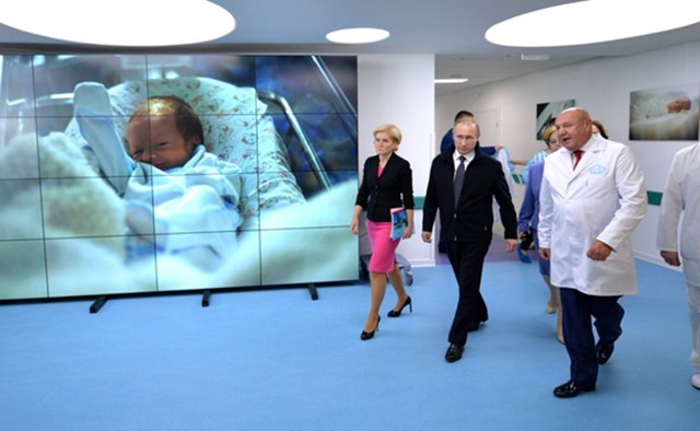 Путин подписал закон о выплатах при рождении ребенка