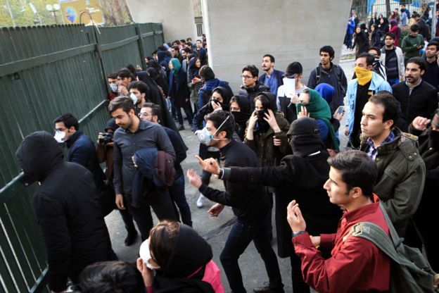 Протесты в Иране вылились в беспорядки и насилие