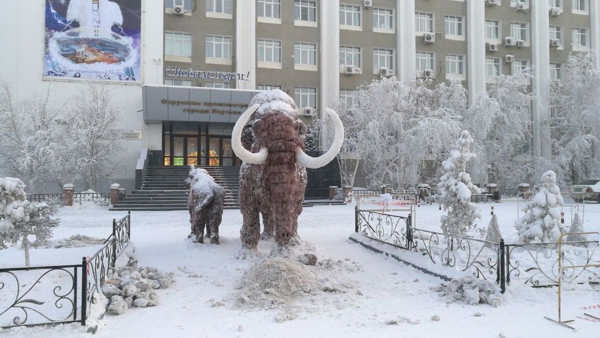 Фотофакт: Мамонт в Якутске обзавелся железными бивнями и хоботом
