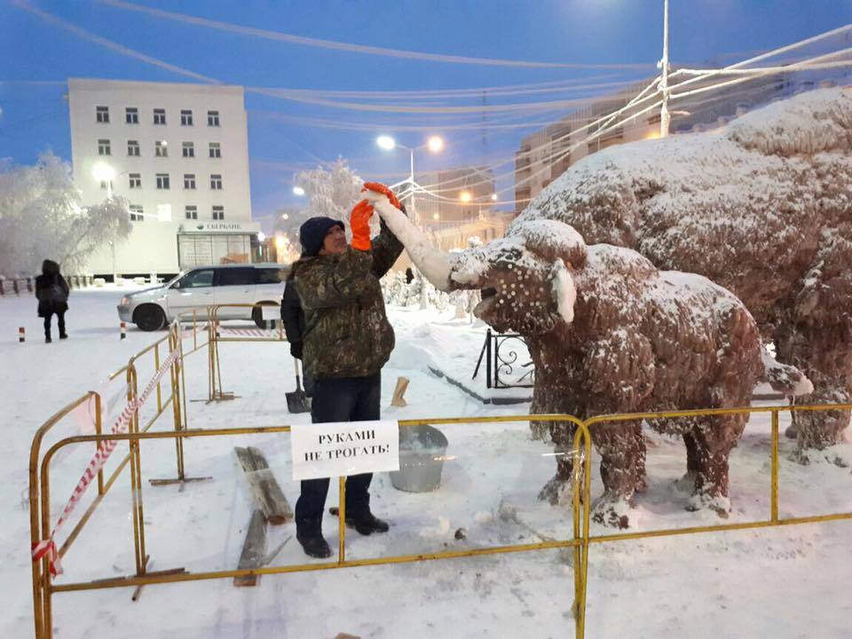 Фотофакт: В Якутске чинят мамонтенку поврежденный хобот