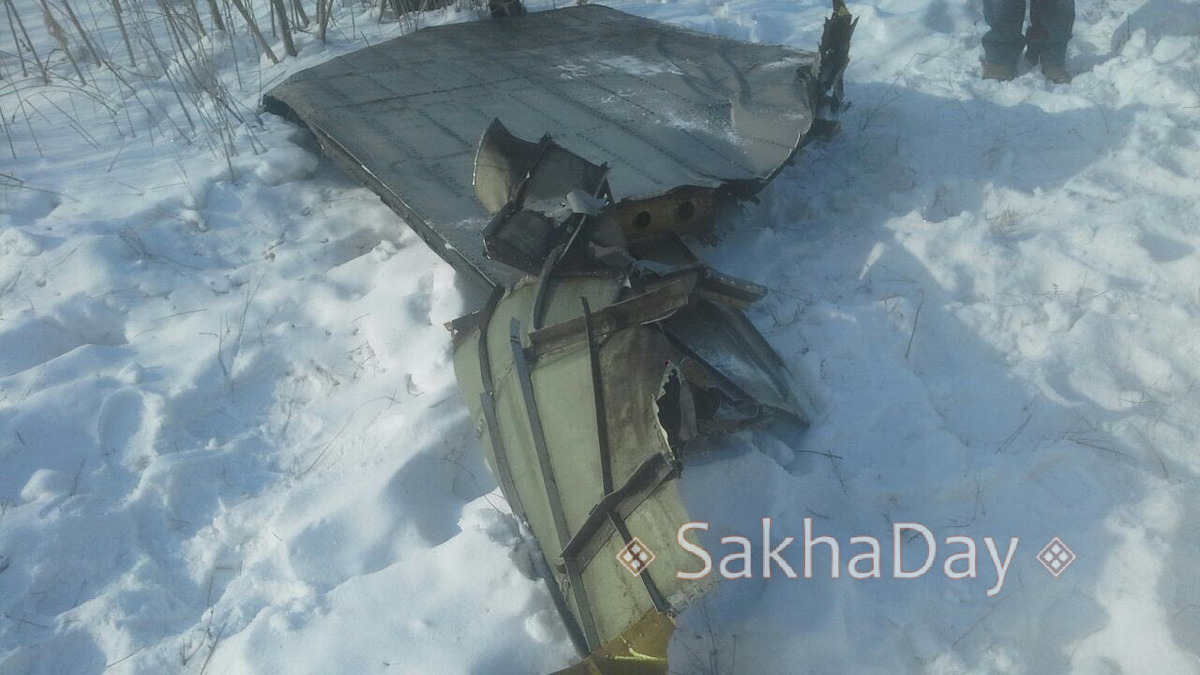 У самолета, вылетевшего из аэропорта Якутска, открылся люк и оторвалась часть отсека