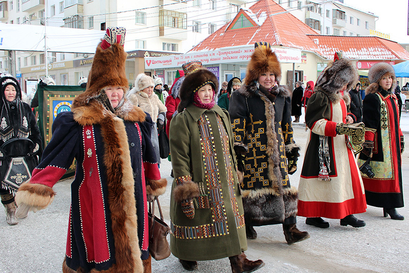 Более тысячи человек вышли на шествие мастеров в национальной одежде в Якутске