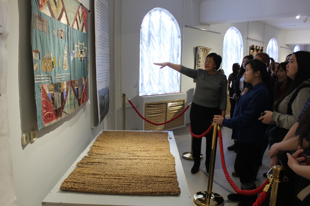 Открылась выставка «Истиҥ иэйиигэ куустаран» (“И мастерство, и вдохновение”) ко Дню народного мастера в Якутии