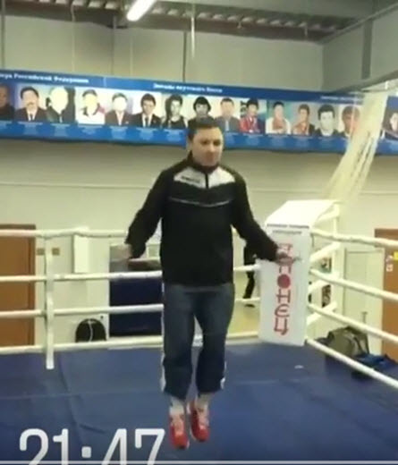Министр спорта Якутии Георгий Балакшин показал, как надо прыгать на скакалке (видео)