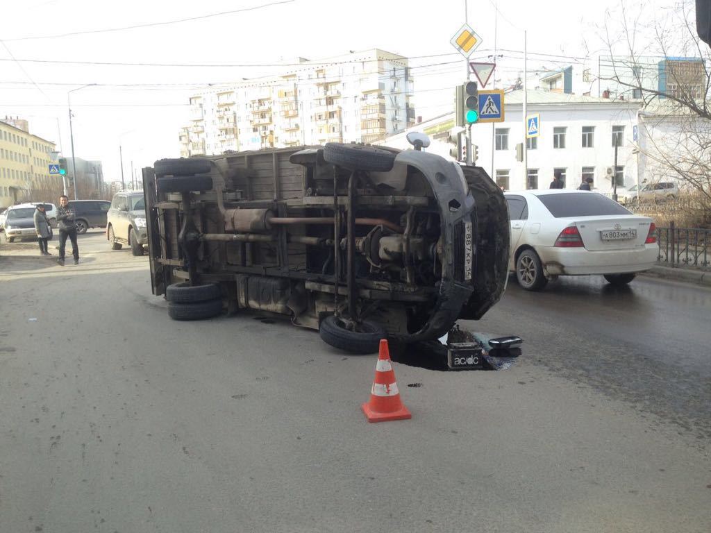 В Якутске опрокинулся фургон Немюгюнского хлебозавода