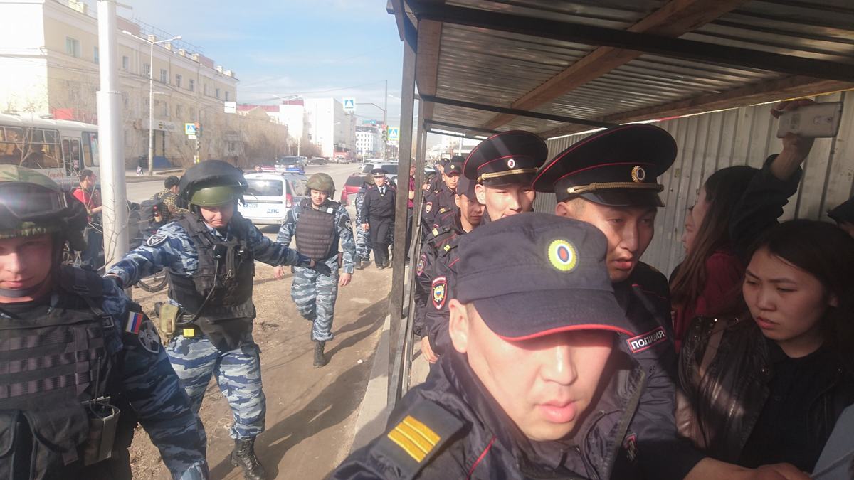 Общественникам, задержанным на акции протеста в Якутске, вменяют неповиновение полиции