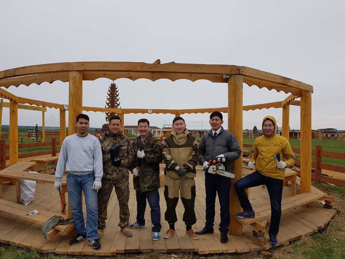 Сотрудники Министерства экономики Якутии провели субботник на месте разрушенной ураганом урасы в Ус Хатыне