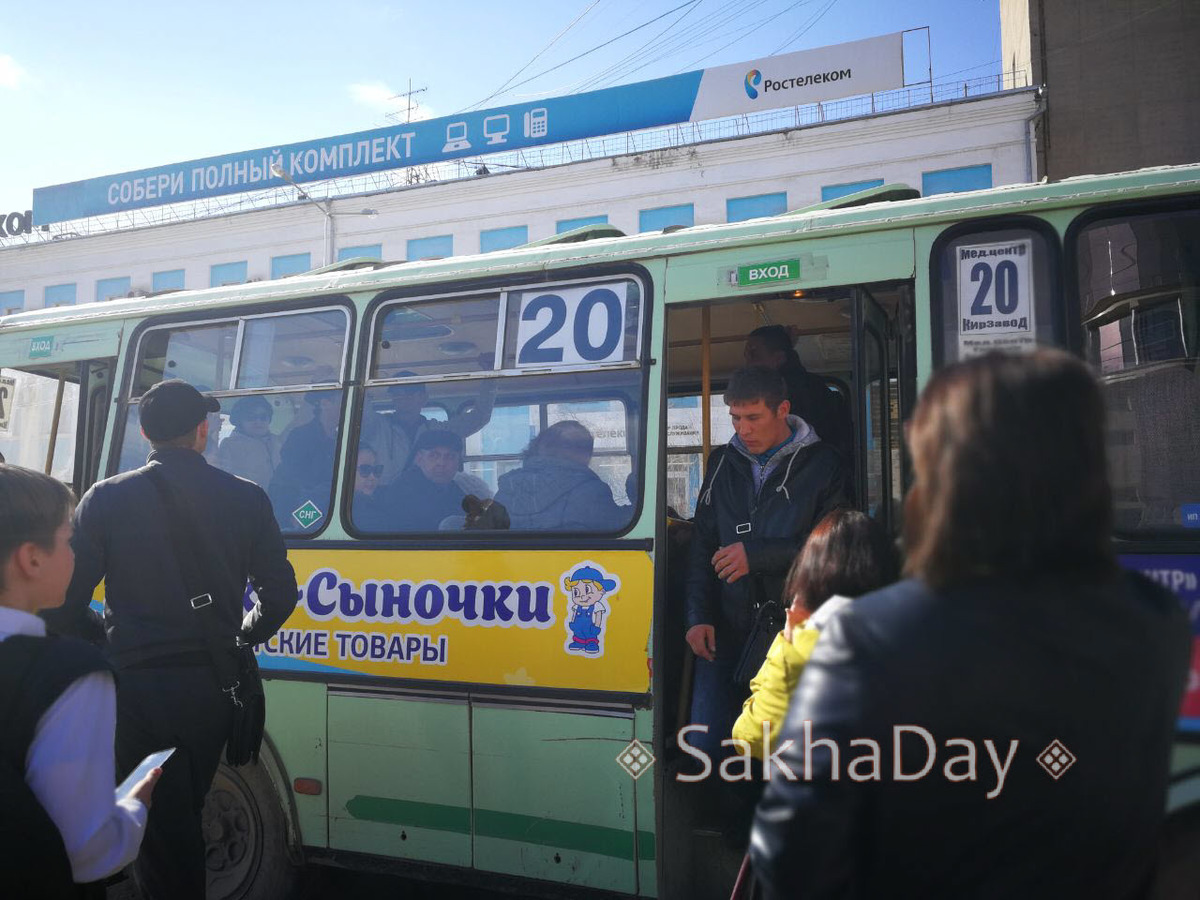 В Якутске пойманный в автобусе карманник устроил драку