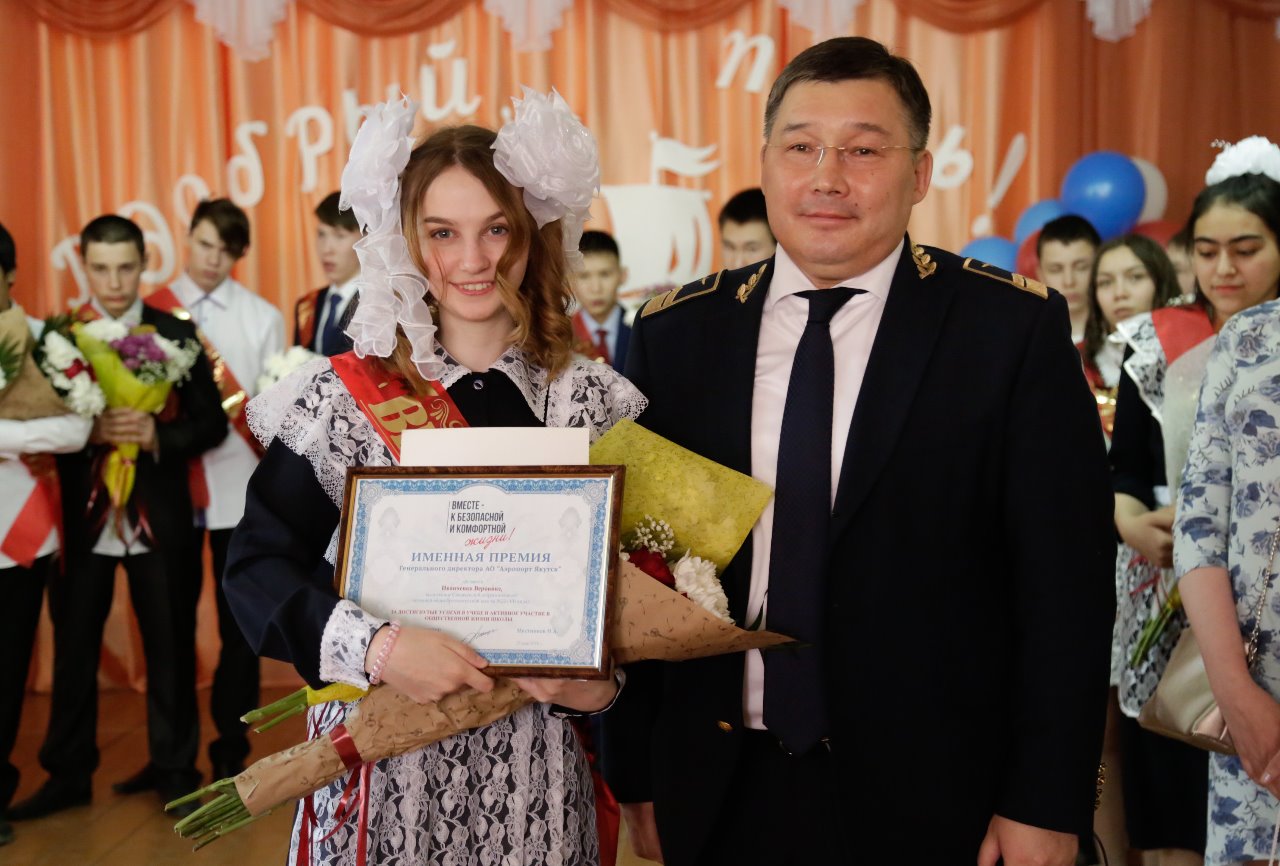 Учителя и школьники получили традиционные денежные гранты от Николая Местникова