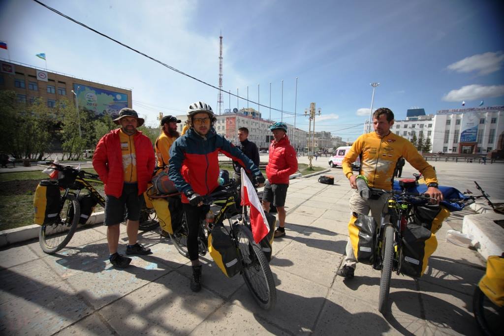 В Якутске прошла встреча с польскими велосипедистами, совершающими кругосветный велопробег
