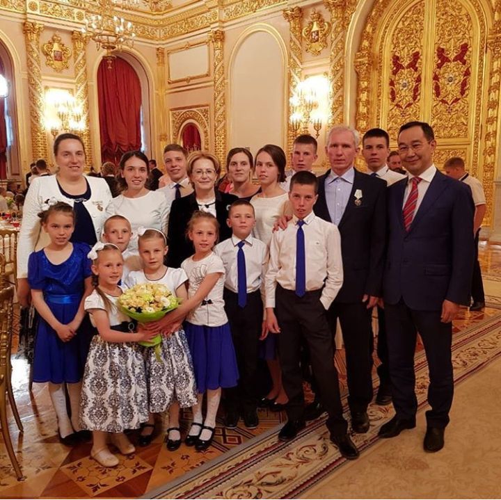 Многодетная семья из Якутии подарила Владимиру Путину кедровый стланик