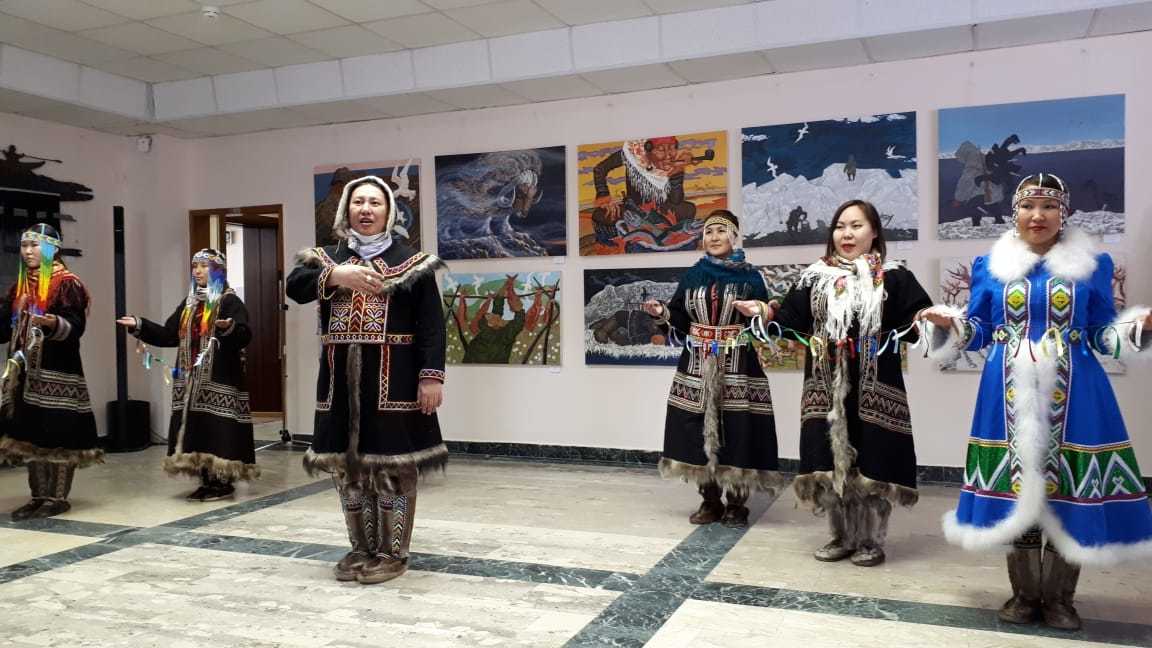 Дни долганской культуры и языка открылись выставкой таймырских художников