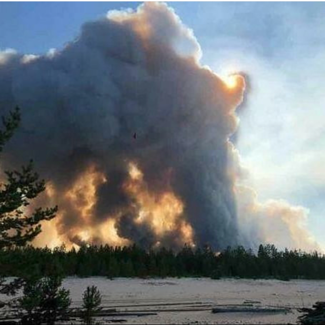 В Якутии лесной пожар подступает к селу