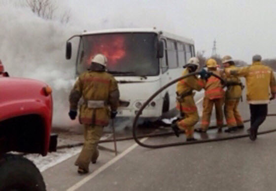 В Якутии на трассе сгорел автобус