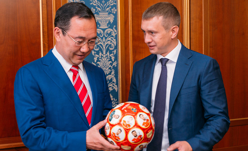 Представители футбольного союза подарили Айсену Николаеву мяч с автографами игроков сборной страны