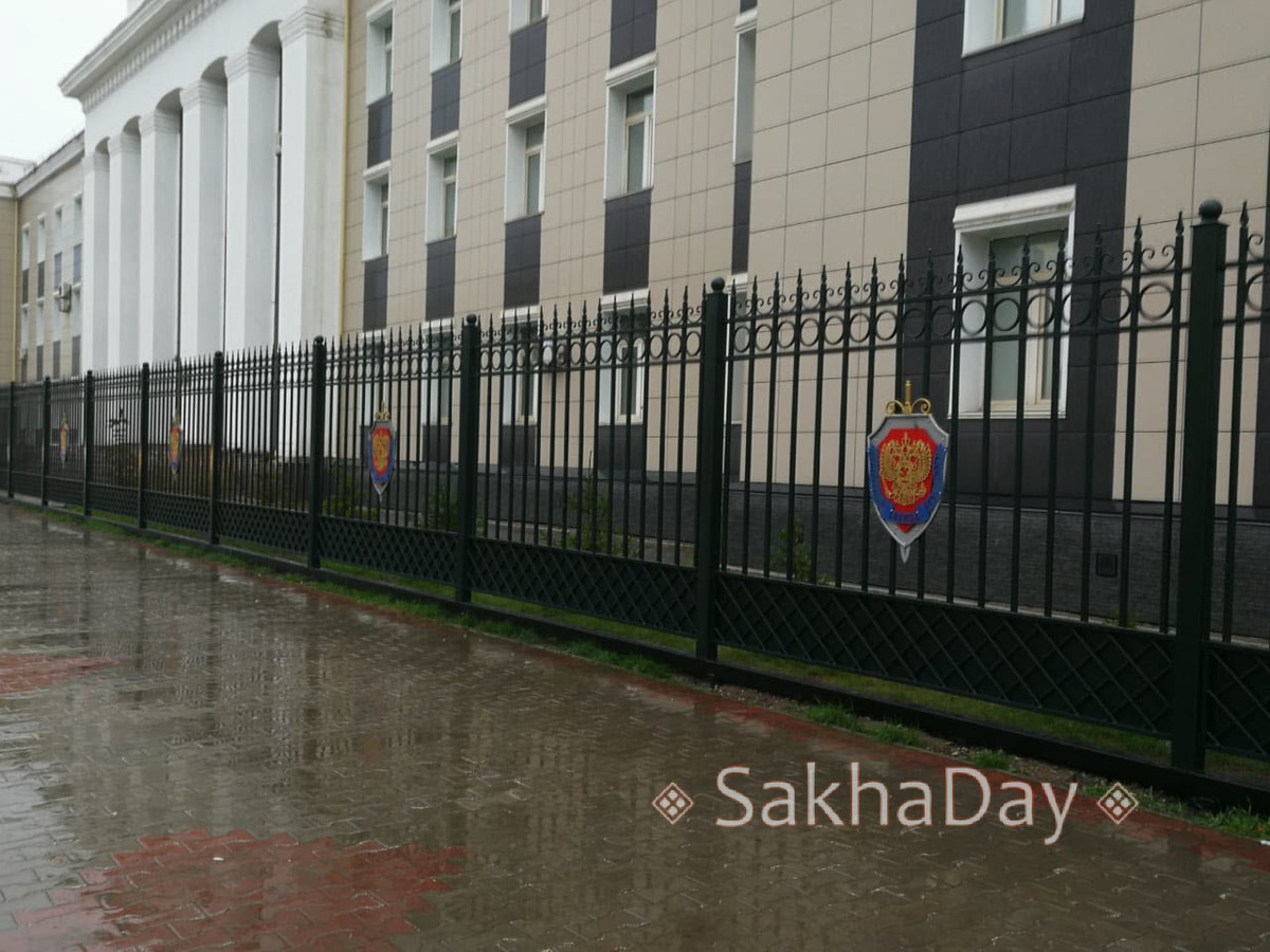Фотофакт: Здание ФСБ в Якутске полностью обнесли забором