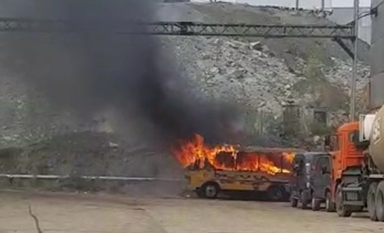 Один человек получил ожоги в результате возгорания автобуса в Мирном